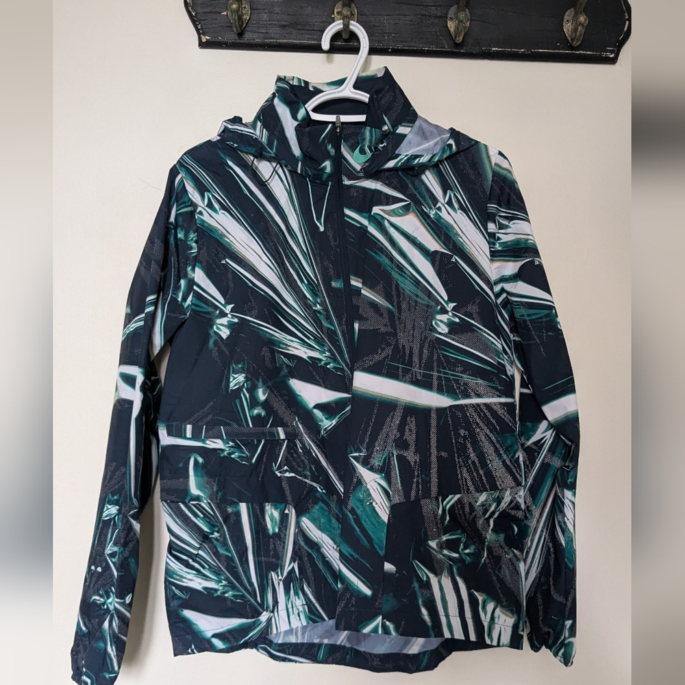 Nike Shield Women's Full-Zip Running Jacket - M